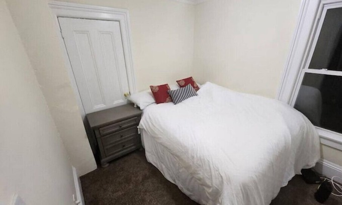 Rochester House | Large centrally located housenn