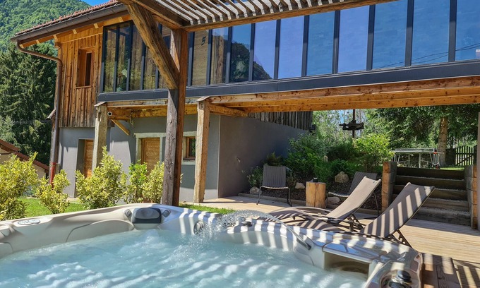 Le Petit-Bornand-les-Glieres Ski Chalet | Large chalet with Jacuzzi, Billiards, Sauna, Hammam - 12 people max.