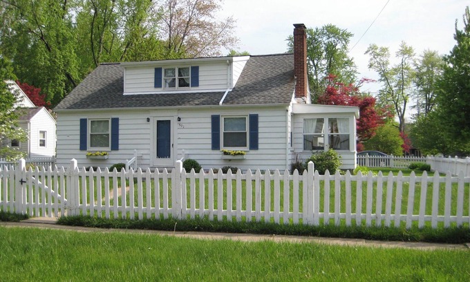 Huron House | Large Charming 4 Bed 2 Bath Lake Erie House 30 Day to 12 Month Rental