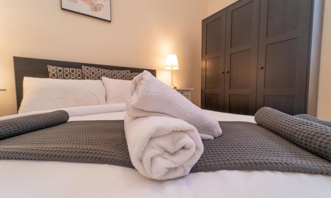 Leith Apartment | Large City Corner Apartment