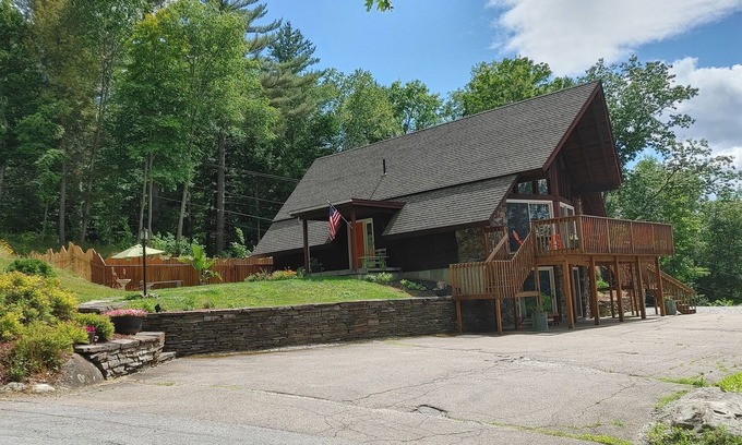 Waterbury House | Large, Comfortable, Retro 1970s Hillside Chalet