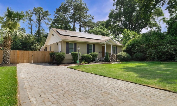 Abercorn Heights - Lamara Heights House | Large Corner Lot Bungalow w/Incredible Outdoor Space by Lucky Savannah
