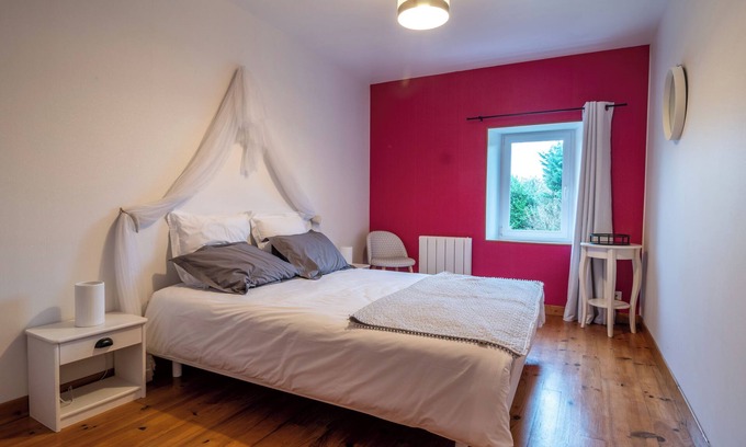 La Chapelle sur Vire Cottage | Large cottage with heated pool near the D-Day beaches