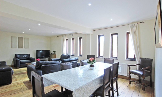Maidstone House | Large detached 4 bedroom Barn Conversion