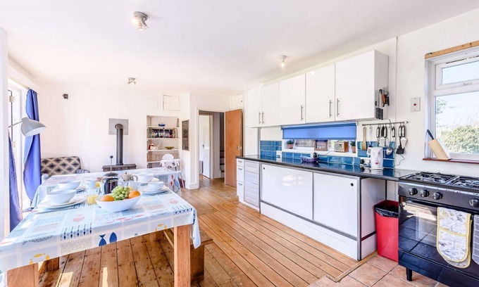 Hastings House | Large detached house near town centre, country park and clifftops