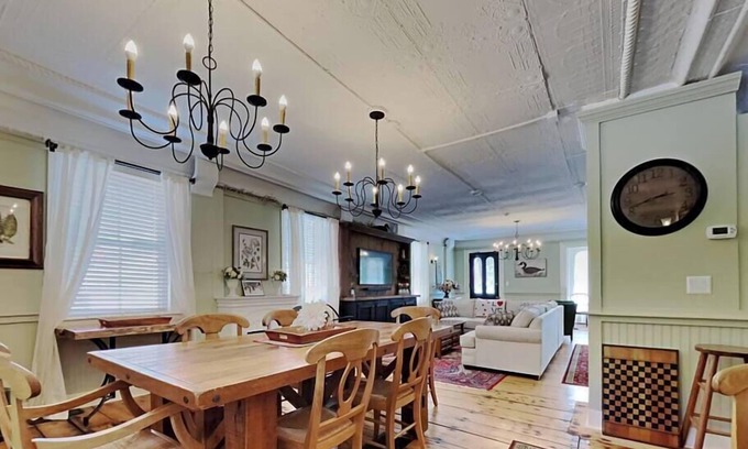 West Dover Apartment | Large Elegant Historic 2BR, Walk to restaurants!