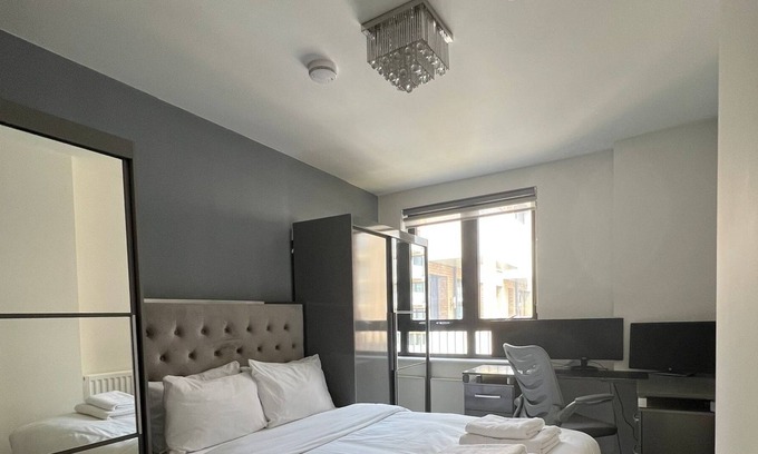 Park Royal Apartment | Large En-suite in Shared Apartment