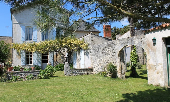 Saint-Pierre-d'Oleron House | Large family house with park and swimming pool - quiet location in the city center