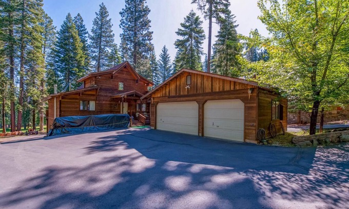 Lake Almanor West Cabin | Large family cabin getaway on Golf Course at Lake Almanor West