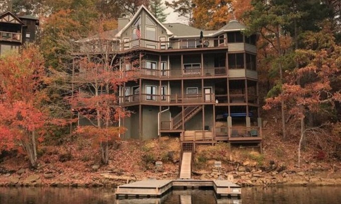 Santeetlah House | Large Family Friendly Lakefront House in Prime Location with Great Sunrise Views