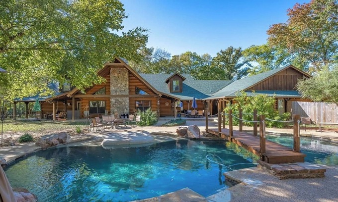 Canton House | Large Family ~ Reunions ~ Retreats ~ First Monday ~ Pool ~ Pet Friendly !