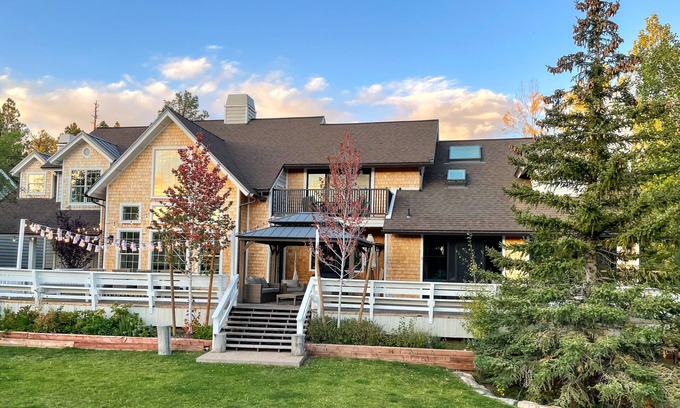 Pinetop House | Large Group Getaway | Peaceful Views + Spa Tub