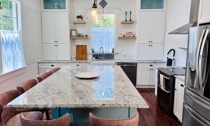 Waco House | Large Group Space - King Beds -Firepit - Rose Haven, King Beds -Minutes to Magnolia -Large Group Spa