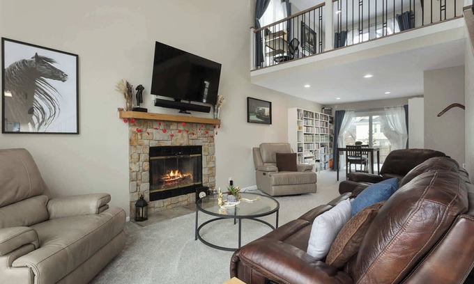 Olathe House | Large Groups|Sleeps 12+KingBeds Mins to GEHA