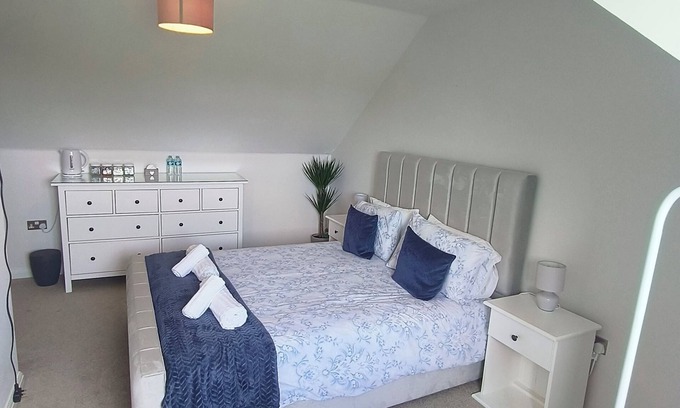 Barnstaple House | Large Guest Room with Kingsize Bed & Private Bathroom