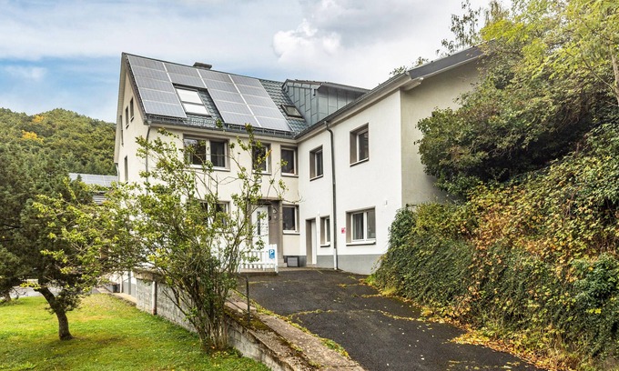 Zweifelscheid House | Large Holiday Home 'Engelsdorf' with Private Terrace and Wi-Fi