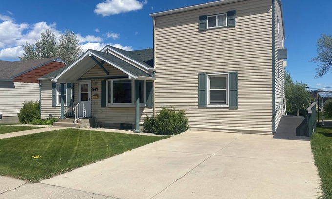 Helena House | Large home by Carroll Great Northrn Downtown & Civic Center, family/pet friendly