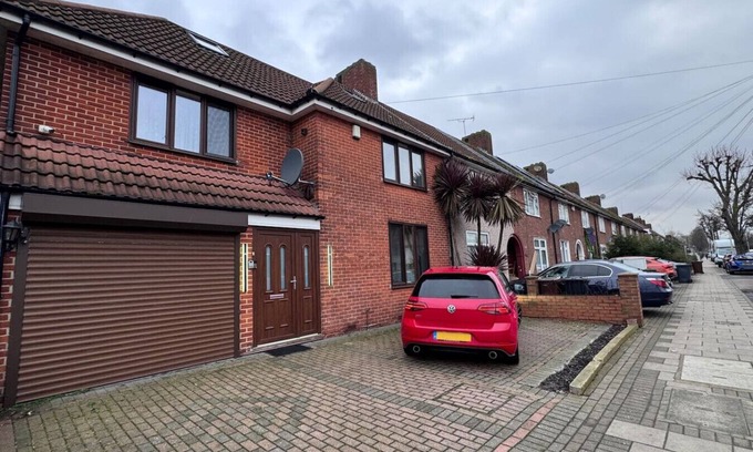 Mayesbrook Apartment | Large Home In Barking 1gbps WiFi & Free Parking