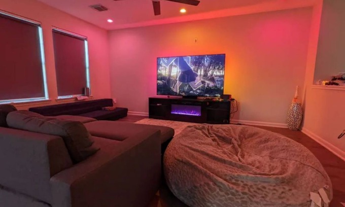 Southeast Houston House | Large Home! Theater + Ambient Living Room Near NRG.