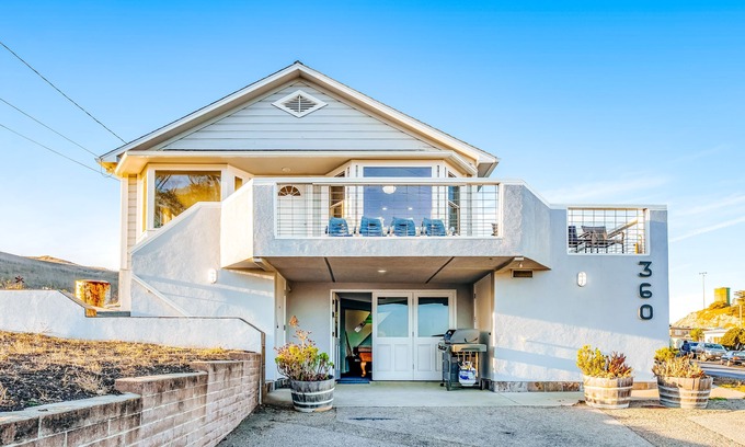 Cayucos House | Large home with game room & furnished deck with ocean & pier Views