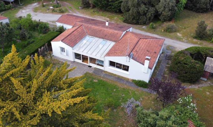 Saint-Hilaire-de-Riez House | Large house surrounded by pine trees