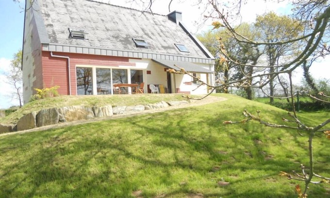 Saint-Urbaine House | Large house in greenery near the sea