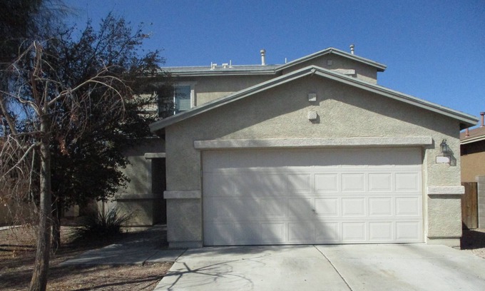 Tucson House | Large House on Quiet Street