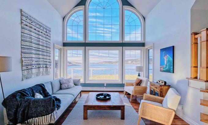 East Lawrencetown Cottage | Large Lawrencetown lakefront cottage