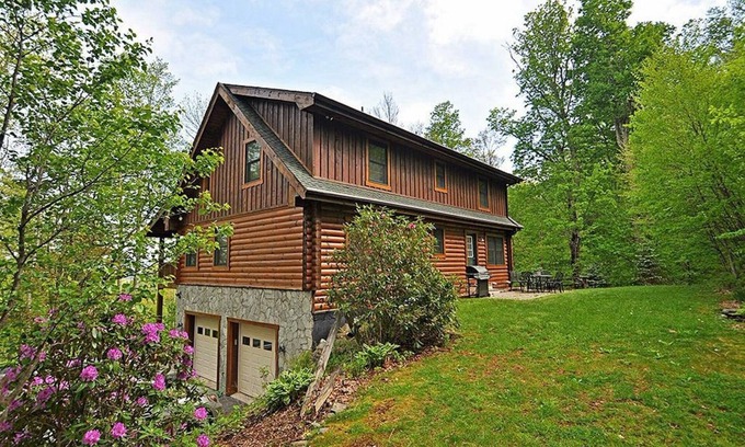 Blowing Rock Cabin | Large Log Cabin ON APP SKIMTN, HotTub, Pool Table, Kayaks, LOCATION! 100+reviews