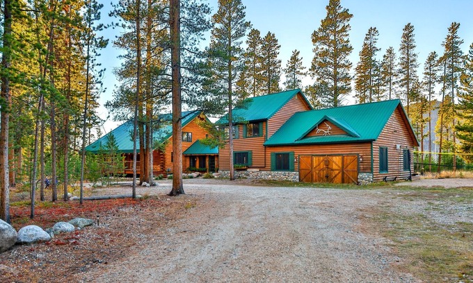 Grand Lake House | Large log home directly on CO River w/beach, hot tub