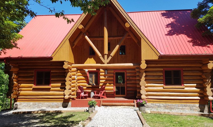 Frontenac Cottage | Large log home in private bay on Rideau Lakes near Kingston+1000 Islands