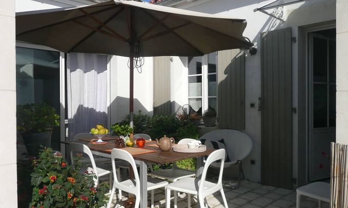 La Flotte Villa | Large luxury villa on the Ile de Ré with whirlpool bath by Andréa