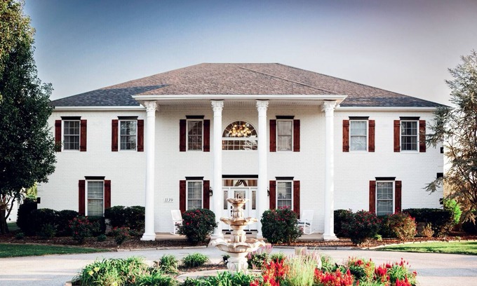 Highfill House | Large Mansion Style Retreat