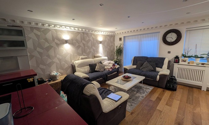 Slough House | Large modern two bed house in Slough, near airport