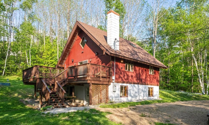 Jackson Cabin | Large mountain cabin getaway with high speed WiFi and hot tub in Jackson, NH