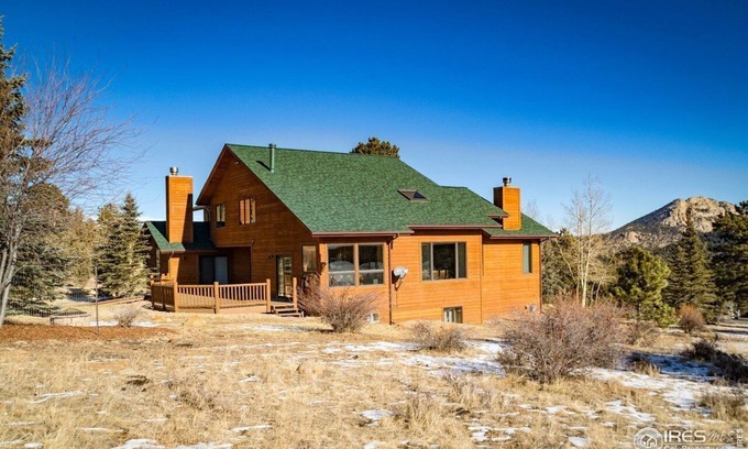 Estes Park House | Large Mountain home with HOT TUB, arcade, frisbee golf, and more!