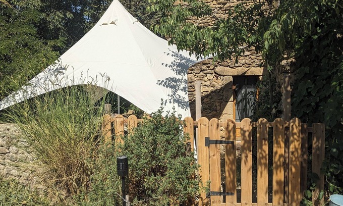 La Tour-d'Aigues Bed & Breakfast | Large, naturally cool vaulted room in a former sheepfold