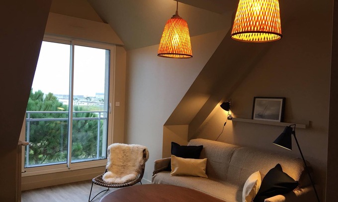 Saint-Guenole Apartment | large new studio sea view full south center bourg