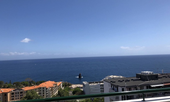 Sao Martinho Apartment | Large penthouse 160m2, quiet with sea view, in the tourist area Funchal