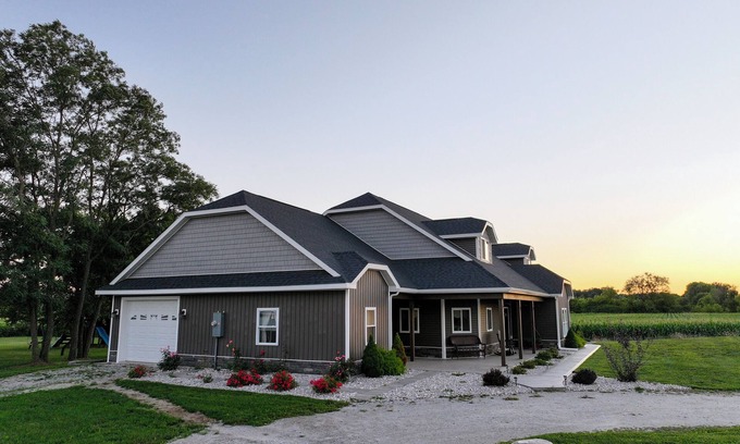 Holton House | Large Private Home, Sleeps 20, Great for Groups