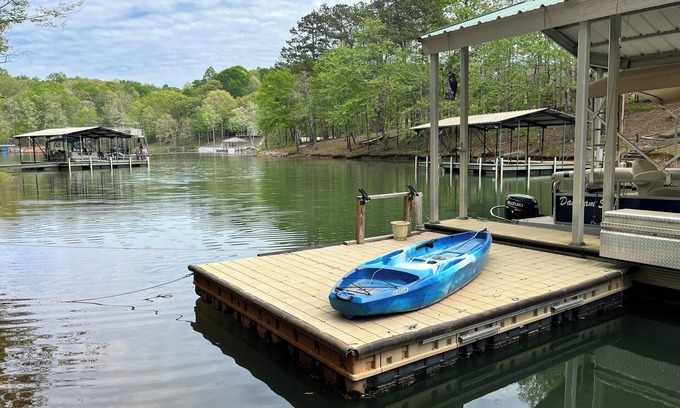 Reed Creek House | Large Private Lake Front home on level lot, kayaks, fire pit FREE firewood!