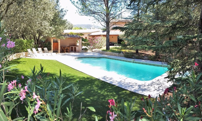 Lauris Villa | Large Provencal villa with swimming pool, in the Parc du Luberon, Provence