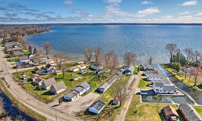 Houghton Lake Cabin | Large Resort Cabin: Steps to the Lake!