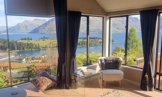 Queenstown House | Large Separate Dwelling With Panoramic Lake View 5min Walk to Queenstown Centre
