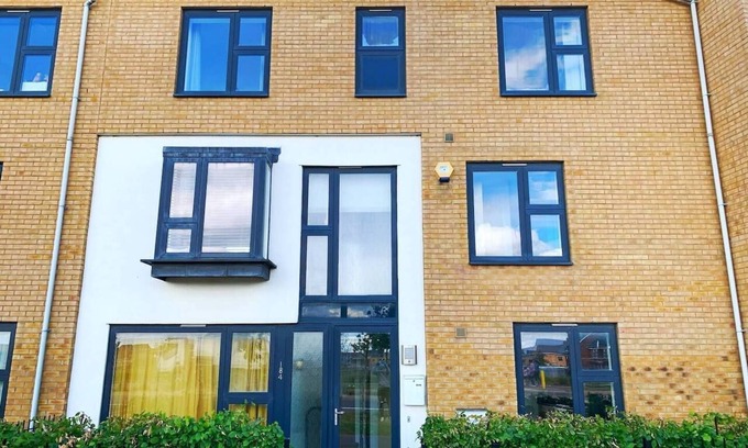 Newport Pagnell House | Large, spacious and cosy 5 bedroom house sleeps up to 9 guests.