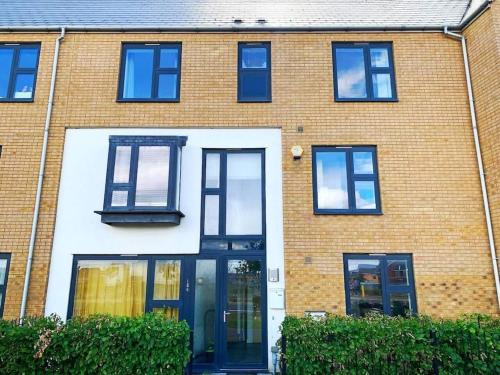Newport Pagnell Apartment | Large, spacious and cosy 5 bedroom house at Broughton, Sleeps up to 9 guests. Located just off junction 14 of the M1, it is perfectly located and a short drive to Milton Keynes City Centre, Train Station, Gulliver's Theme Park, Intu Shopping Centre.