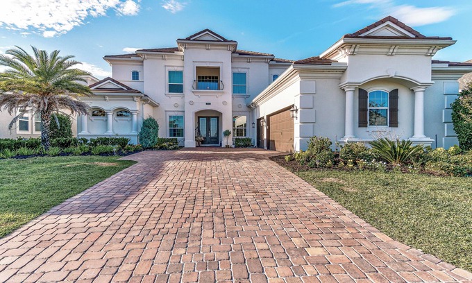 St. Augustine House | LARGE Spacious home, OutdoorKitchen, Pooltable, Sportsbar, Golfcart, Dogpark