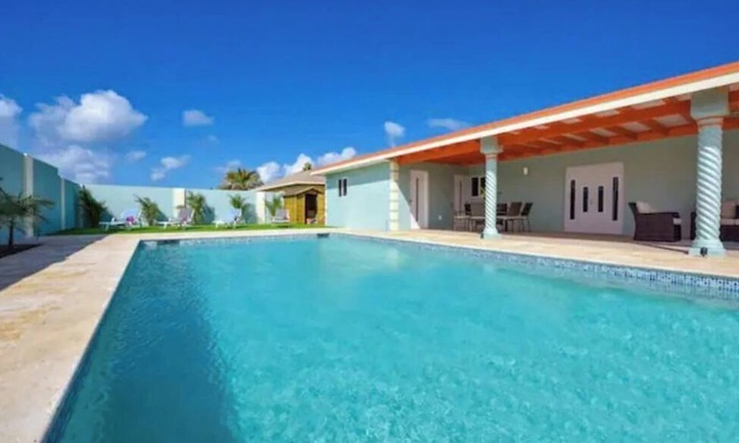 Esmeralda Villa | Large Spacious pool/patio with open concept near all amenities and best beaches.