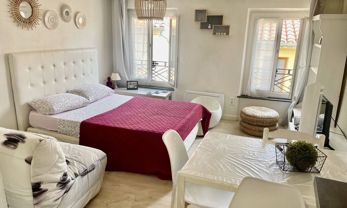 Cite Apartment | LARGE STUDIO CROSSING ANY TEAM AT THE FOOT OF THE ROWS