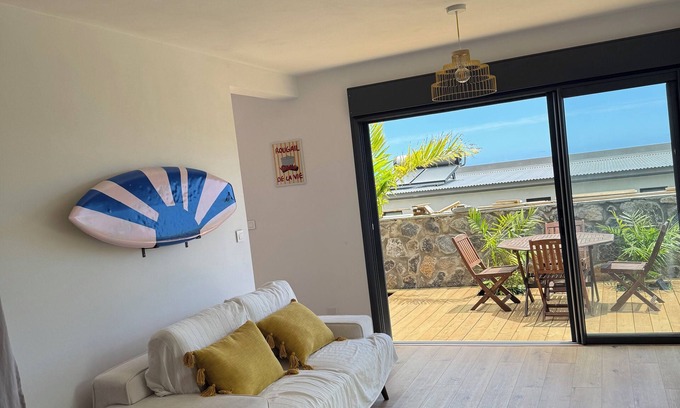 L'Etang-Sale House | Large studio in Etang-Salé, quiet location with sea view!